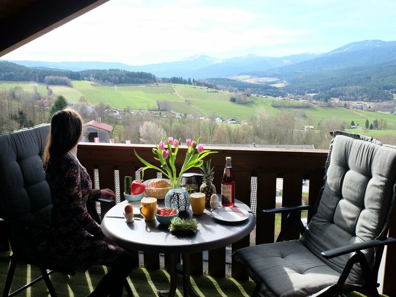 Balkon mit Panoramablick über den Bayerischen Wald