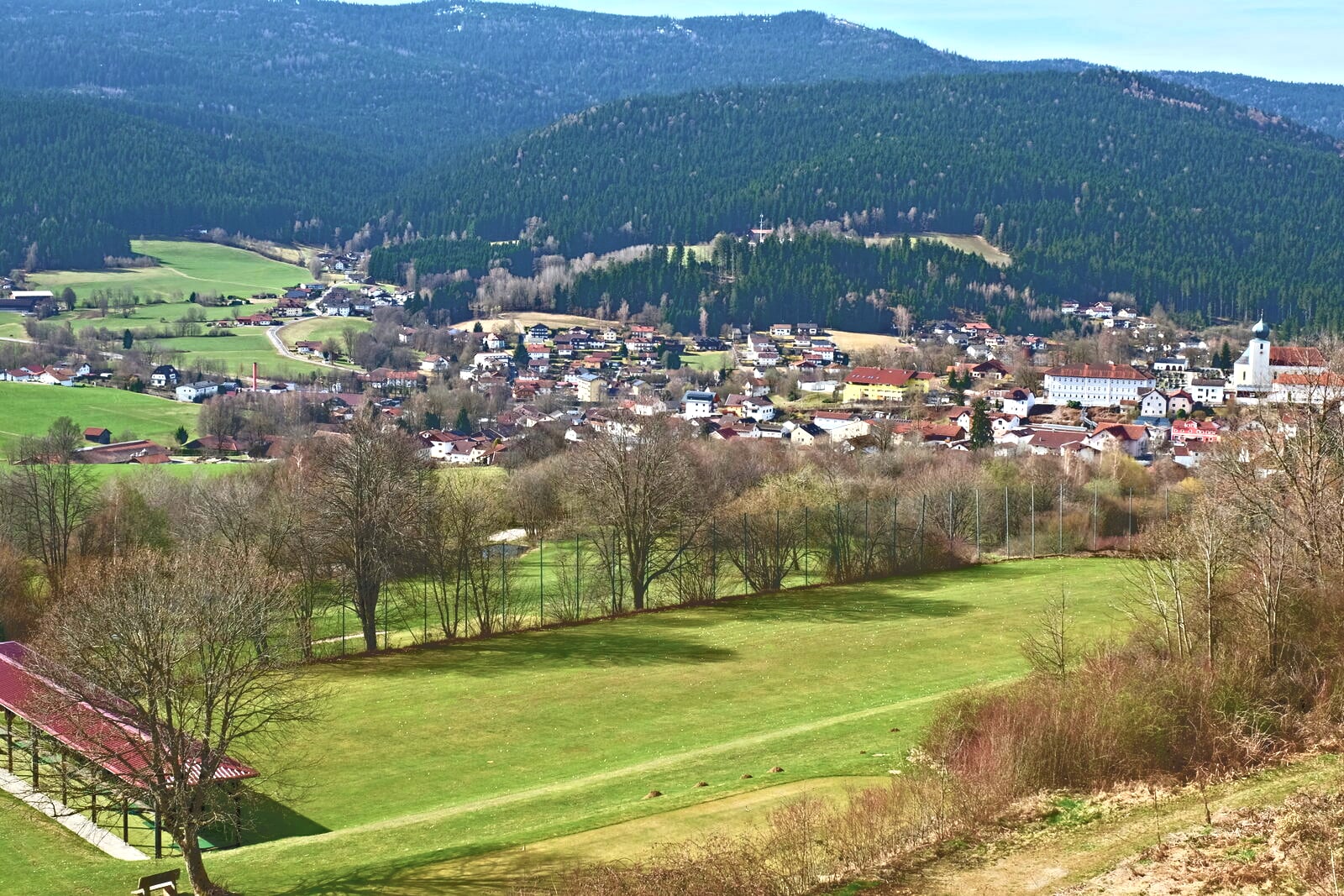 Blick vom Balkon über den Golfplatz auf Lam und die bewaldeten Berge