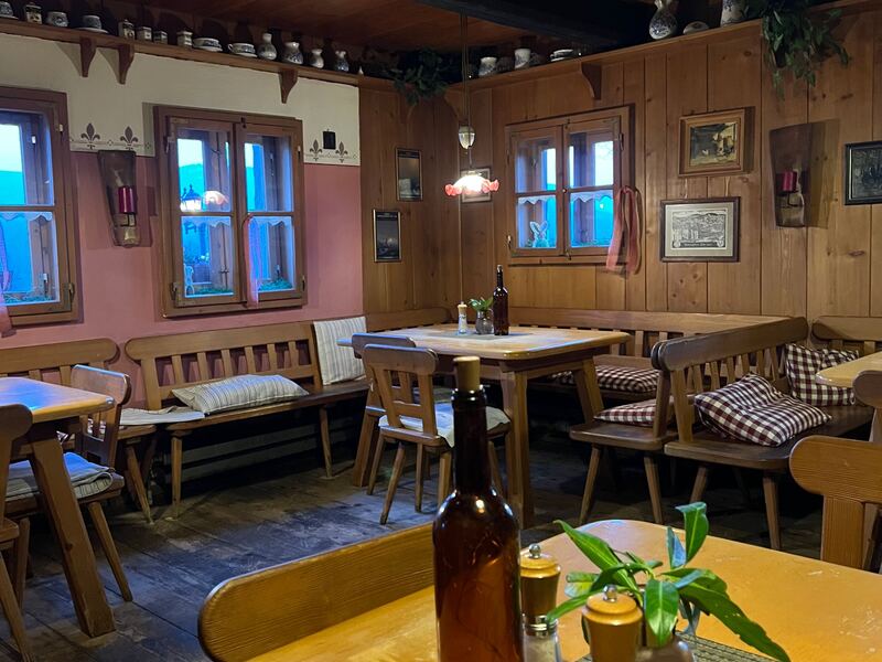 Benachbartes Waldlerhaus mit Restaurant