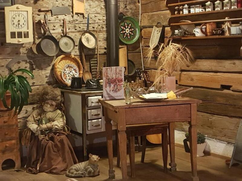 Benachbartes Waldlerhaus mit Restaurant