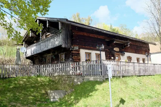 Traditionelles Waldlerhaus in der Nachbarschaft