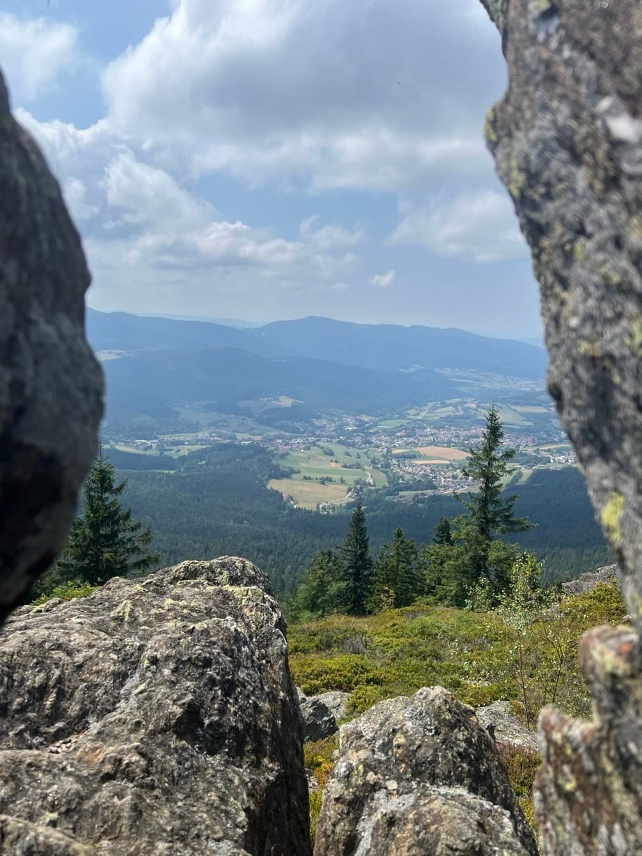 Blick durch eine Felsspalte hinunter ins Tal